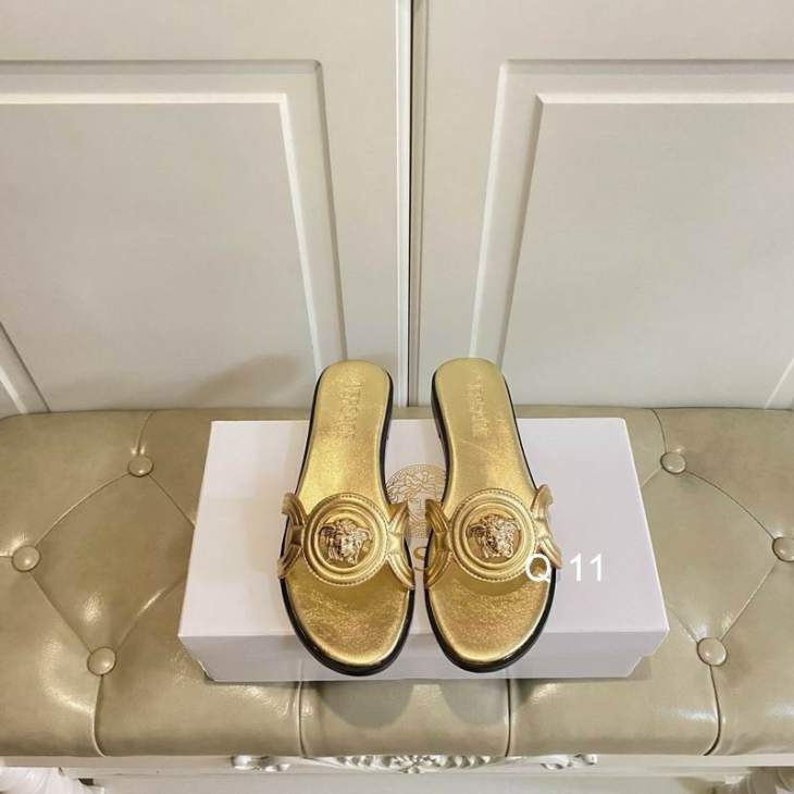 Picture of Versace Slippers _SKUVersacesz35-40Y070136